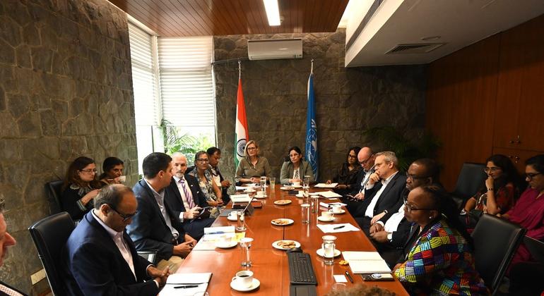 भारत यात्रा के दौरान, यूएन की देशीय टीम के प्रतिनिधियों के साथ एक बैठक में, संयुक्त राष्ट्र के युवा मामलों के सहायक महासचिव डॉक्टर फेलिपे पाउलियर. 