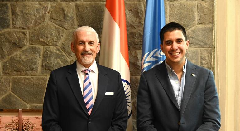 भारत में संयुक्त राष्ट्र के रैज़िडेन्ट कोऑर्डिनेटर, शॉम्बी शार्प के साथ, संयुक्त राष्ट्र के युवा मामलों के सहायक महासचिव डॉक्टर फेलिपे पाउलियर. 