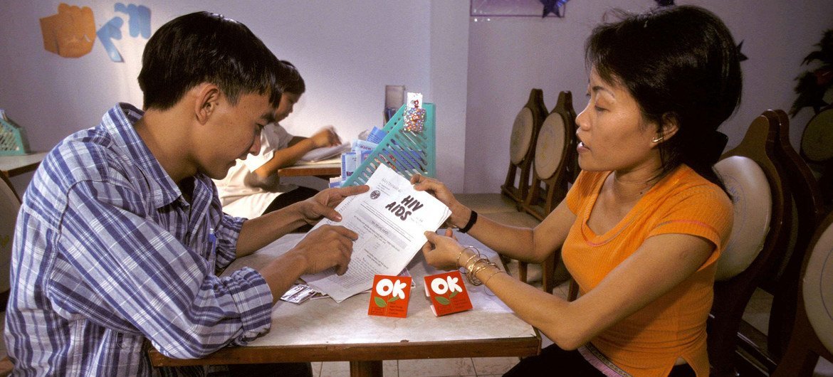 वियतनाम में, एचआईवी / एड्स के बारे में जागरूकता फैलाने के लिये चलाया जा रहा एक कार्यक्रम.