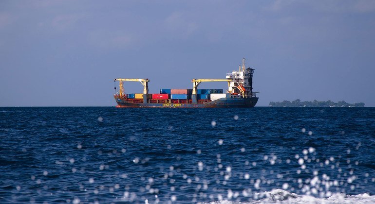 Un barco de contenedores en alta mar.