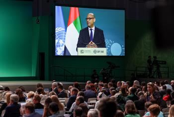 El secretario ejecutivo de la CMNUCC, Simon Stiell, pronuncia un discurso en la inauguración oficial de la COP28, en la Expo City de Dubái (Emiratos Árabes Unidos).