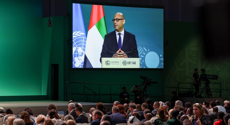 El secretario ejecutivo de la CMNUCC, Simon Stiell, pronuncia un discurso en la inauguración oficial de la COP28, en la Expo City de Dubái (Emiratos Árabes Unidos).