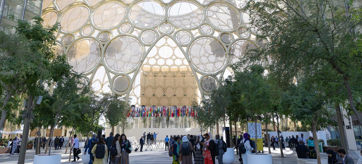 Pessoas entrando no Al Wasl Dome na Expo City Dubai, sede da 28a Conferência das Nações Unidas sobre Mudanças Climáticas de 2023, COP28