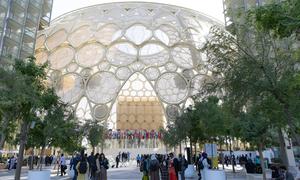 Pessoas entrando no Al Wasl Dome na Expo City Dubai, sede da 28a Conferência das Nações Unidas sobre Mudanças Climáticas de 2023, COP28