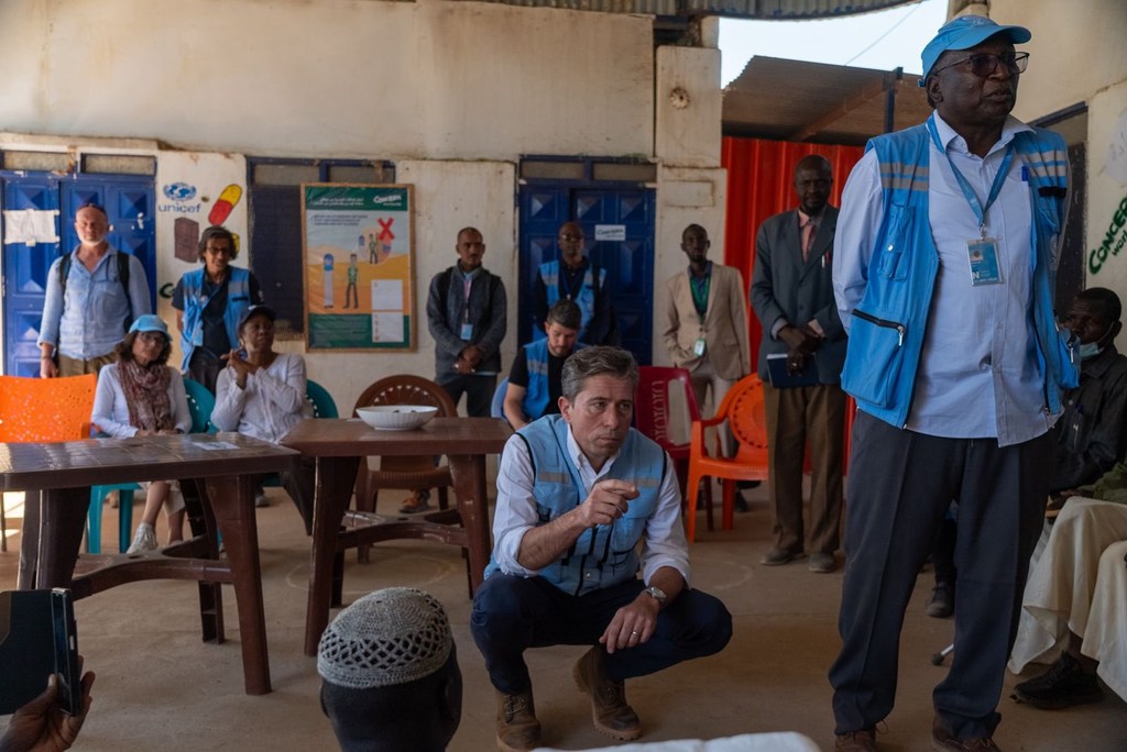 Naibu Katibu Mkuu wa UN katika Masuala ya Kibinadamu na Mratibu wa Misaada ya Dharura Tom Fletcher (Katikati) akiwa katika kambi moja ya waliohamishwa huko El Genina, Darfur.