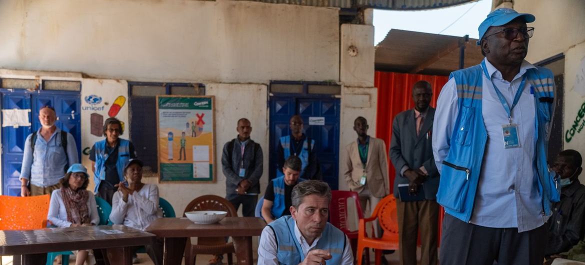 وكيل الأمين العام للأمم المتحدة للشؤون الإنسانية منسق الإغاثة في حالات الطوارئ، توم فليتشر (في المنتصف) يلتقي نازحين في أحد المخيمات في مدينة الجنينة عاصمة ولاية غرب دارفور.