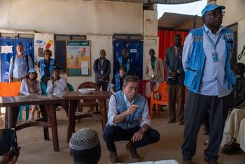 Naibu Katibu Mkuu wa UN katika Masuala ya Kibinadamu na Mratibu wa Misaada ya Dharura Tom Fletcher (Katikati) akiwa katika kambi moja ya waliohamishwa huko El Genina, Darfur.