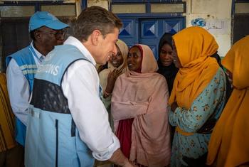 امدادی سرگرمیوں کے لیے اقوام متحدہ کے ادارے ’اوچا‘ کے سربراہ ٹام فلیچر سوڈان میں نقل مکانی پر مجبور خواتین سے ملاقات کر رہے ہیں۔