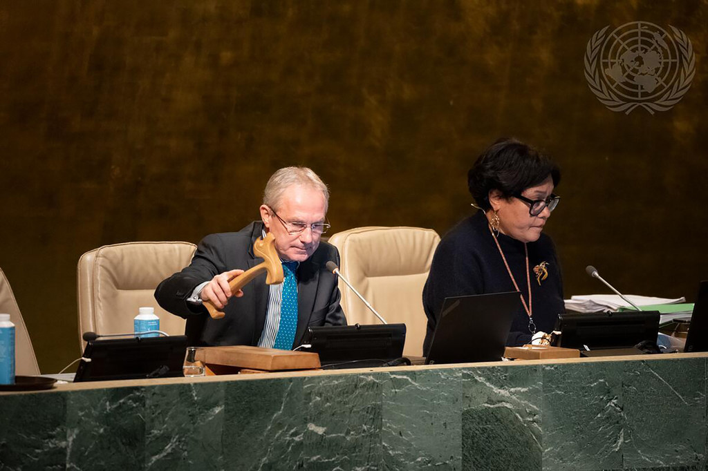 تشابا كروشي (إلى اليسار)، رئيس الدورة السابعة والسبعين للجمعية العامة للأمم المتحدة، يختتم الاجتماع الأخير للجمعية العامة لعام 2022.