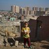 El 40% de la población más pobre del mundo habita en 52 países con deuda excesiva. Esta niña vive en un cinturón de miseria de El Cairo, Egipto.