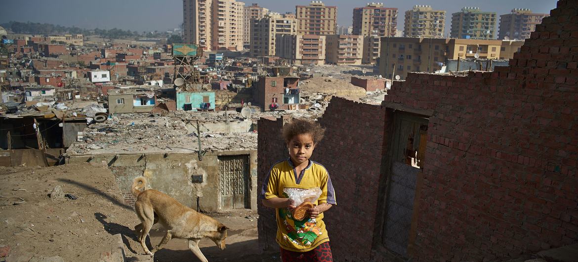 Une fillette de 6 ans vivant dans un bidonville au Caire, en Egypte.