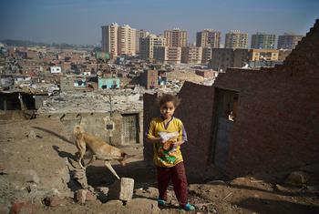 Une fillette de 6 ans vivant dans un bidonville au Caire, en Egypte.