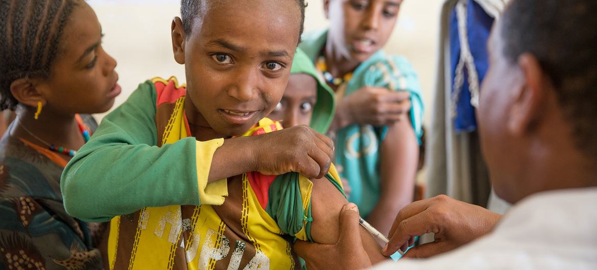 在埃塞俄比亚提格雷地区的一家医疗中心，一名男孩正在接种麻疹疫苗。（资料图片）