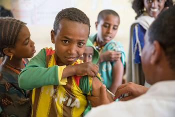 在埃塞俄比亚提格雷地区的一家医疗中心，一名男孩正在接种麻疹疫苗。（资料图片）