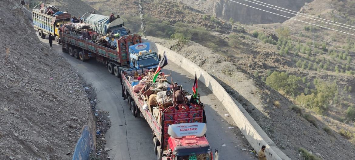 افغان پناہ گزینوں کی بڑی تعداد طورخم کے سرحدی راستے سے واپس جا رہی ہے۔