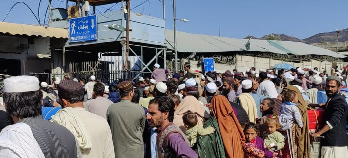 पाकिस्तान में लगभग 13 लाख अफ़ग़ान शरणार्थी रह रहे हैं. UNHCR उनकी बेहतरी के लिए पाकिस्तान सरकार के साथ मिलकर प्रयास कर रही है.