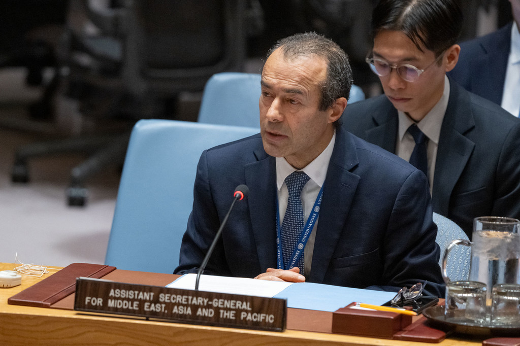Le Secrétaire général adjoint pour le Moyen-Orient, l'Asie et le Pacifique s'exprime à un pupitre lors d'une réunion du Conseil de sécurité des Nations Unies à New York.