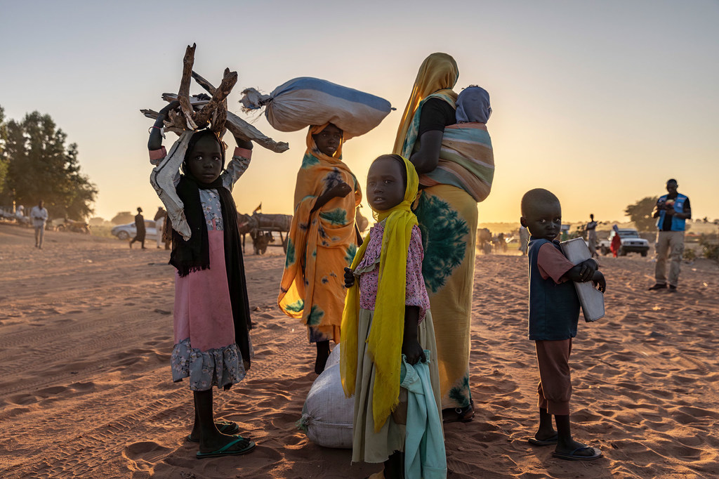 Refugiados sudaneses recién llegados, fotografiados en la ciudad fronteriza de Adre, en Chad.