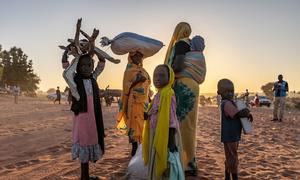 Personas refugiadas sudanesas recién llegadas a la ciudad fronteriza de Adré, al este de Chad.