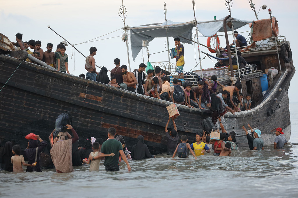 Des réfugiés rohingyas arrivés à Ulee Madon, dans le nord de l'Aceh, en Indonésie, en provenance du Bangladesh, déchargent leurs effets personnels d'un bateau.