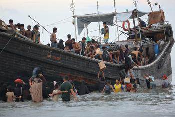Des réfugiés rohingyas arrivent dans le nord de l'Aceh, en Indonésie, après un dangereux voyage en mer depuis le Bangladesh (photo d'archives)