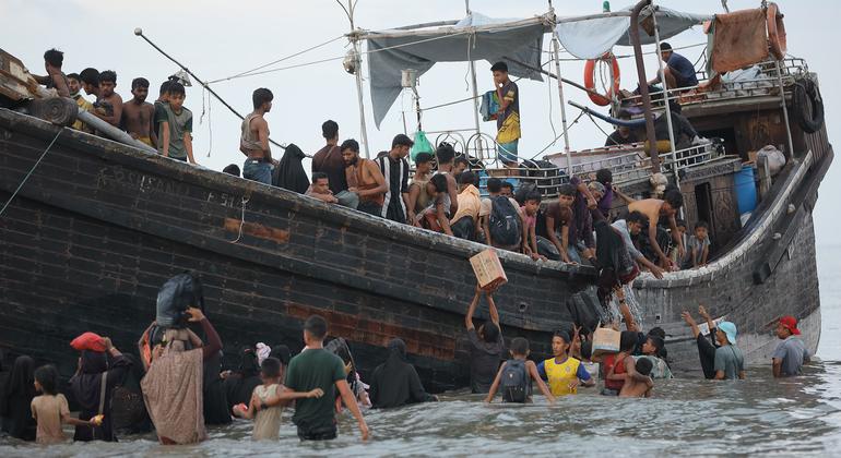 म्याँमार में जानलेवा हालात से बचने के लिए, रोहिंज्या लोग अन्य देशों को जाने की ख़ातिर, घातक समुद्री यात्राएँ करने को विवश हैं.