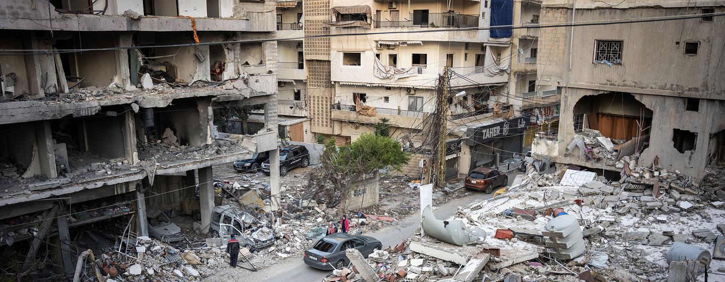 La población civil permanece entre los escombros de los edificios bombardeados en la ciudad de Tyr, Líbano, el sábado 30 de noviembre, cuatro días después del alto el fuego.