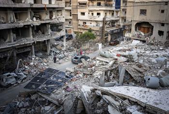 La población civil permanece entre los escombros de los edificios bombardeados en la ciudad de Tyr, Líbano, el sábado 30 de noviembre, cuatro días después del alto el fuego.