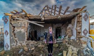 Valentyna Zavadska, de 63 años, se encuentra entre las ruinas de su casa en la región de Mikolaiv, al sur de Ucrania. Ha recibido ayuda de ACNUR y sus socios para construir un espacio habitable en un edificio adyacente