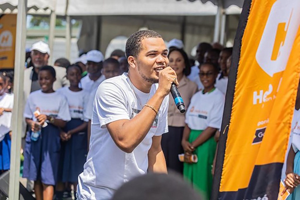 Le rappeur gabonais Donz'er en concert pour le lancement de l'application "Hello Ado" au lycée Léon Mba à Libreville. 