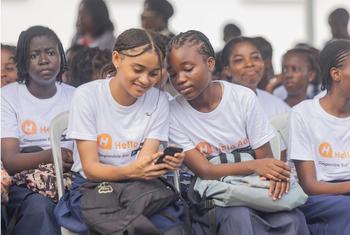 Des collégiennes du Lycée Léon Mba à Libreville, testant l'application Hello Ado au Gabon.