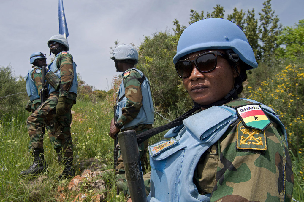 Efectivos de mantenimiento de la paz de la misión de la ONU en el Líbano en una patrulla a pie a lo largo de la Línea Azul en los alrededores de Ramya , sur del Líbano.