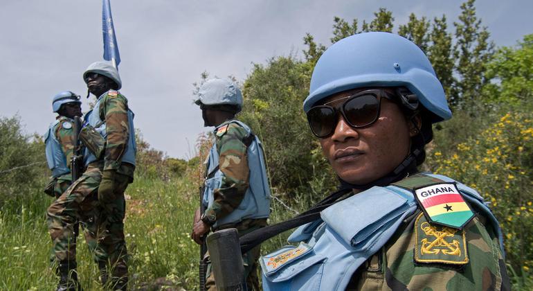 Des casques bleus ghanéens de la FINUL patrouillent à pied le long de la Ligne bleue dans les environs de Ramya, au sud du Liban.