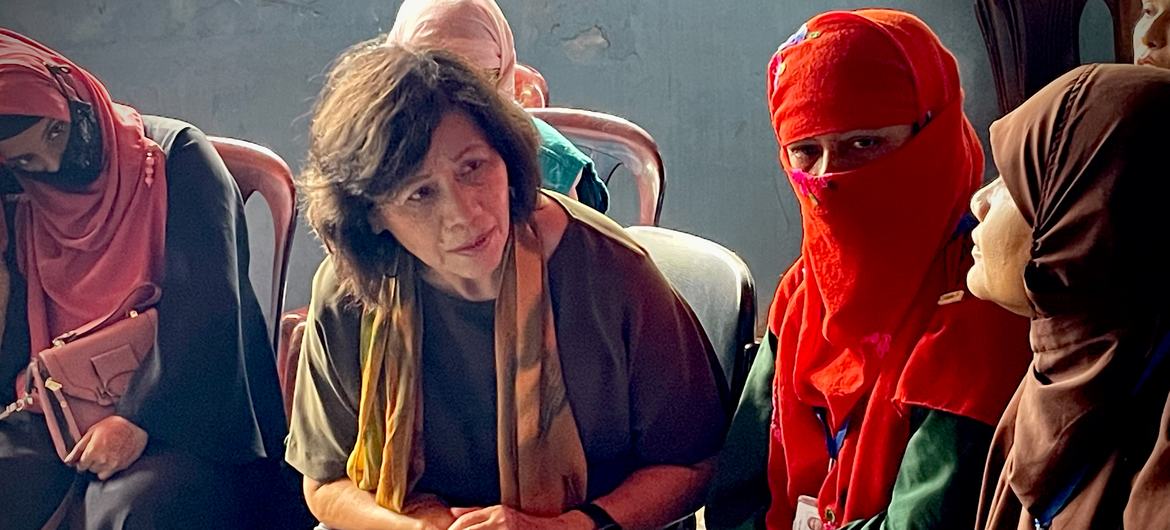 La enviada especial Noeleen Heyzer se reúne con mujeres en el centro comunitario de mujeres de ONU Mujeres/Action Aid en Cox's Bazar el 23 de agosto de 2022. 