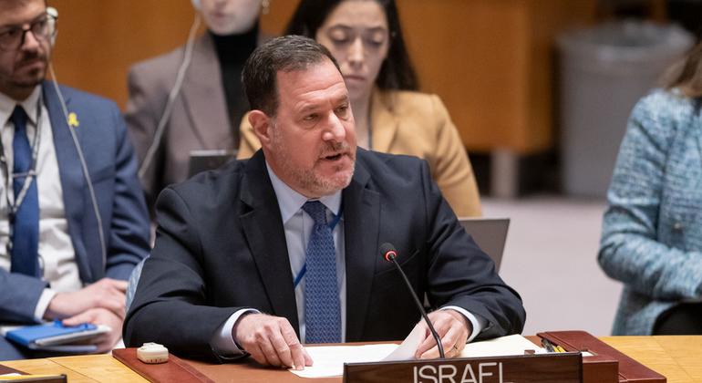 بريت جوناثان ميللر نائب سفير إسرائيل لدى الأمم المتحدة، يتحدث أمام مجلس الأمن الدولي.