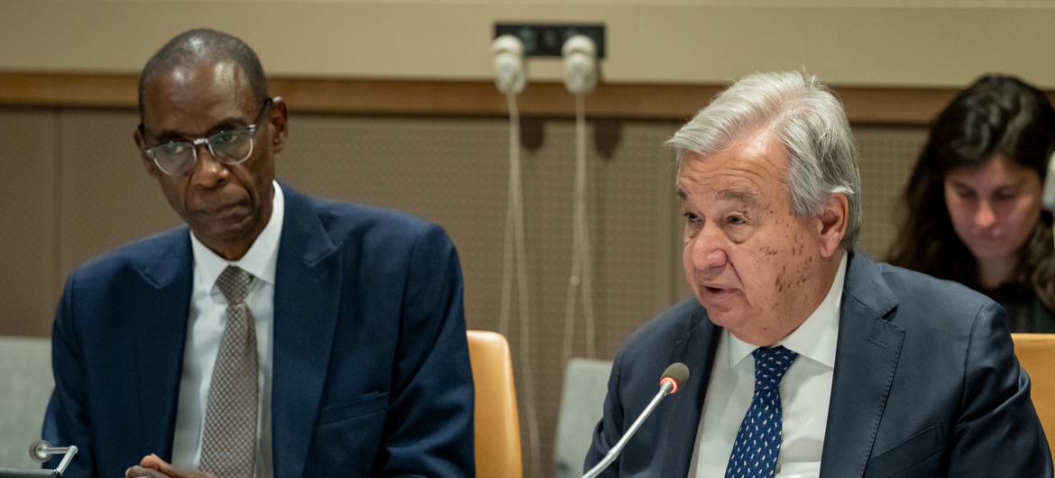 اجتماع لجنة الأمم المتحدة المعنية بممارسة الشعب الفلسطيني لحقوقه غير القابلة للتصرف. يظهر في الصورة الأمين العام للأمم المتحدة ورئيس اللجنة.