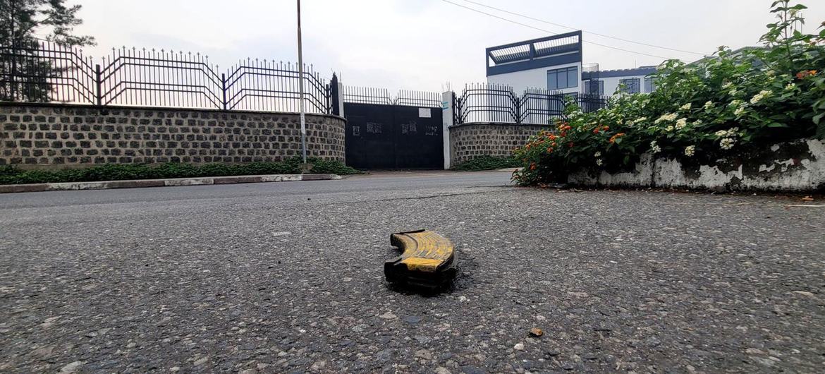 Une cartouche de balle abandonnée gît sur la route à Goma. Une cartouche de balle abandonnée gît sur la route à Goma.