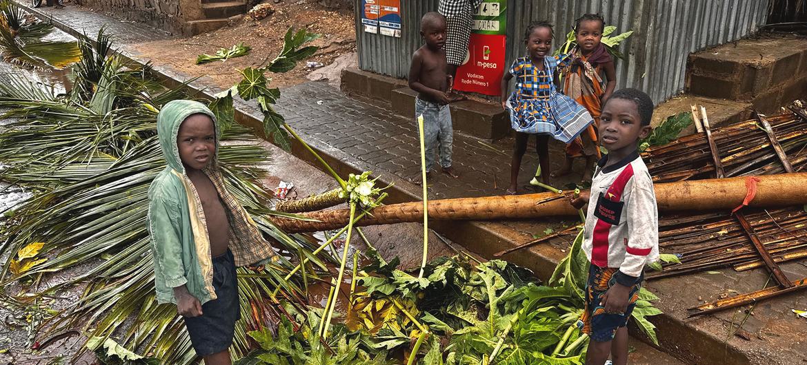 Crianças em uma estrada na cidade de Pemba, Moçambique, que foi devastada pelo ciclone Chido em dezembro de 2024 Crianças em uma estrada na cidade de Pemba, Moçambique, que foi devastada pelo ciclone Chido em dezembro de 2024