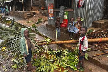 Crianças em uma estrada na cidade de Pemba, Moçambique, que foi devastada pelo ciclone Chido em dezembro de 2024