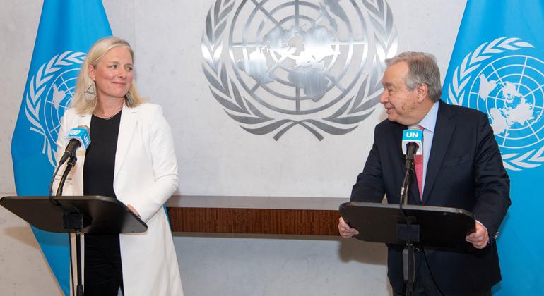 Sekretaris Jenderal António Guterres pada peluncuran Kelompok Pakar Komitmen Net-Zero.  Di sebelah kiri adalah Catherine McKenna, ketua kelompok.