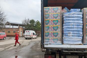 Aid workers prepare  the much-needed assistance much-needed assistance from a UN-led inter-agency humanitarian convoy that reached Sumy, Ukraine.