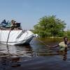 Une famille transporte ses biens hors d'une zone inondée à Bentiu, au Sud-Soudan.