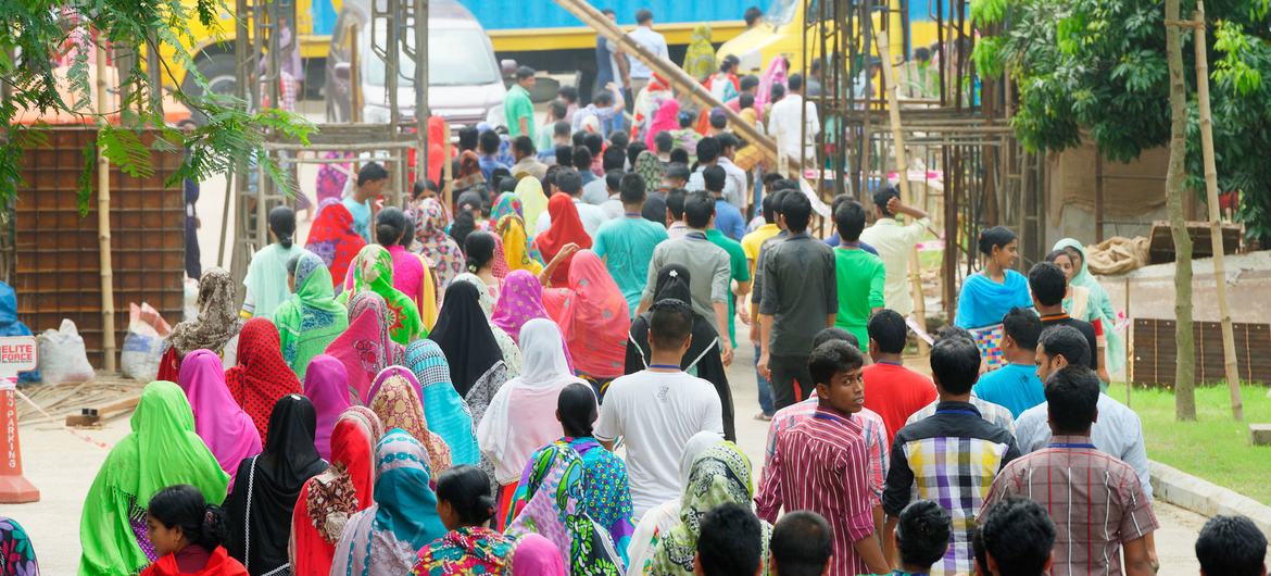 Empleados de la confección de Bangladesh salen de una fábrica de ropa al final de su jornada laboral.