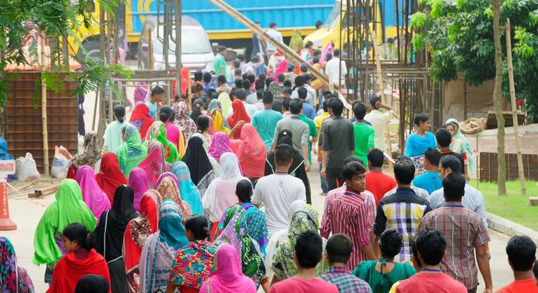 بنگلہ دیش کی ایک کارمنٹس فیکٹری میں شفٹ ختم ہونے پر کارکن گھروں کو واپس جا رہے ہیں۔