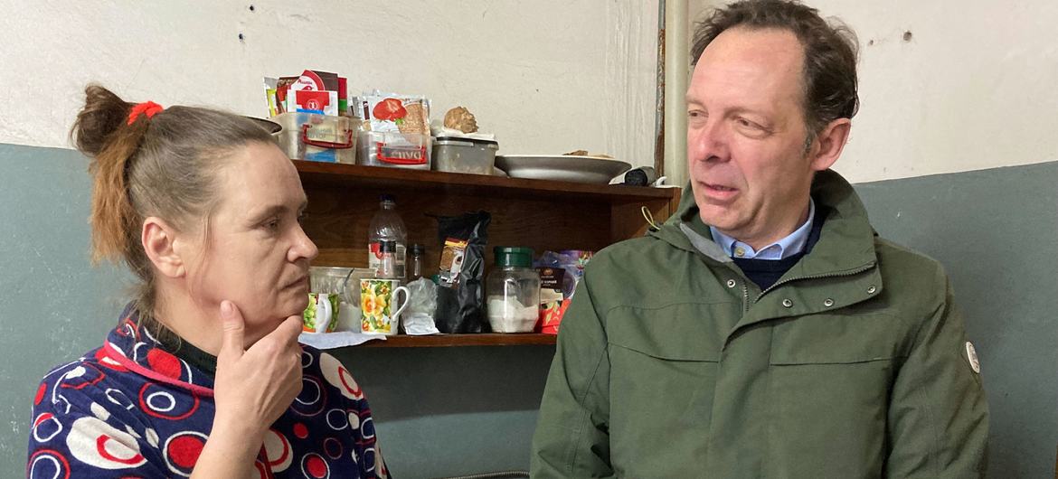 IOMs regiondirektør Manfred Profazi snakker med Valeria om livet hennes som beboer i en IOM-støttet sovesal i Dnipro.