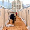 土耳其哈塔伊的一个营地，那里收容着因 2 月份的地震而流离失所的人们。
