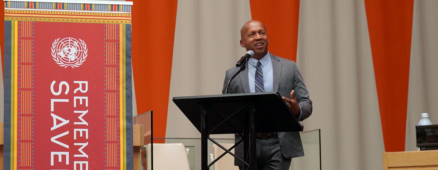 Bryan Stevenson, fondateur et directeur exécutif de Equal Justice Initiative, prononce sa conférence aux Nations Unies sur les musées et la traite transatlantique des esclaves « Au-delà des histoires coloniales ».