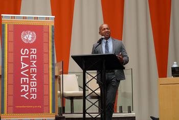 Bryan Stevenson, fondateur et directeur exécutif de Equal Justice Initiative, prononce sa conférence aux Nations Unies sur les musées et la traite transatlantique des esclaves « Au-delà des histoires coloniales ».