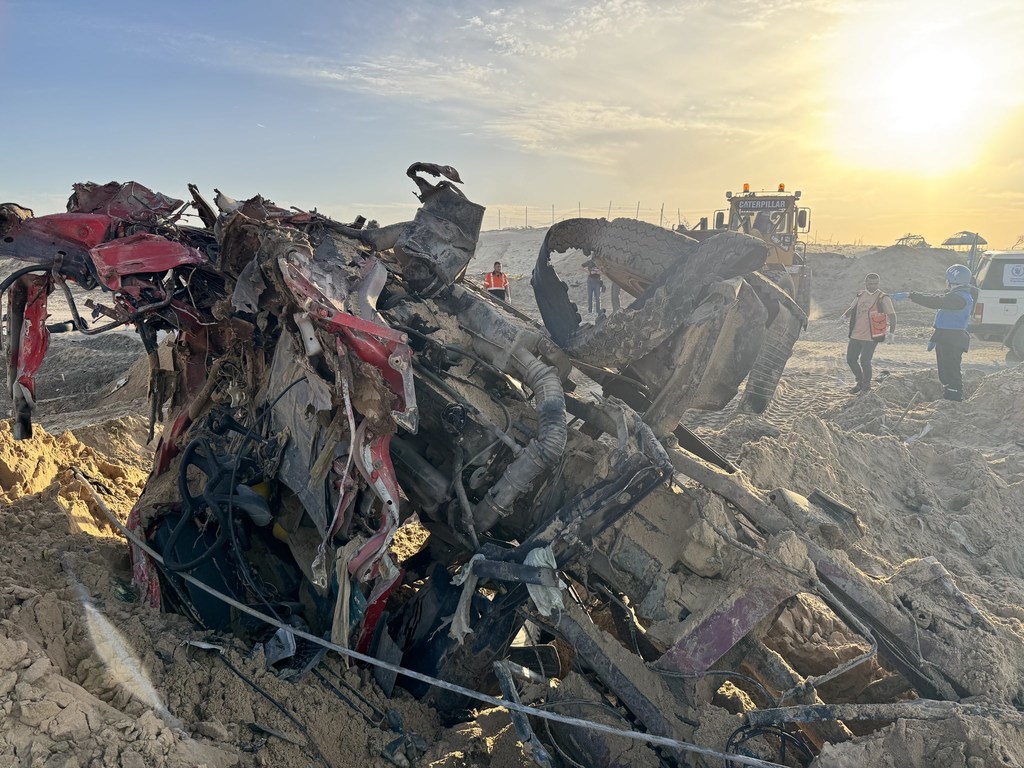 Timu ya Ofisi ya Umoja wa Mataifa ya Kuratibu Misaada ya Dharura, OCHA imesaidia watendaji wa shirika la Hilali Nyekundu la Palestina, pamoja na kikosi cha ulinzi wa raia cha Palestina kufukua miili ya wahudumu 15 wa kiutu iliyokuwa imefukiwa kando mwa m…