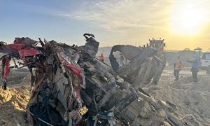 Un equipo OCHa ayudA a trabajadores de la Media Luna Roja Palestina y de la Defensa Civil a recuperar los cadáveres de sus compañeros de una fosa común improvisada en Rafah, Gaza.